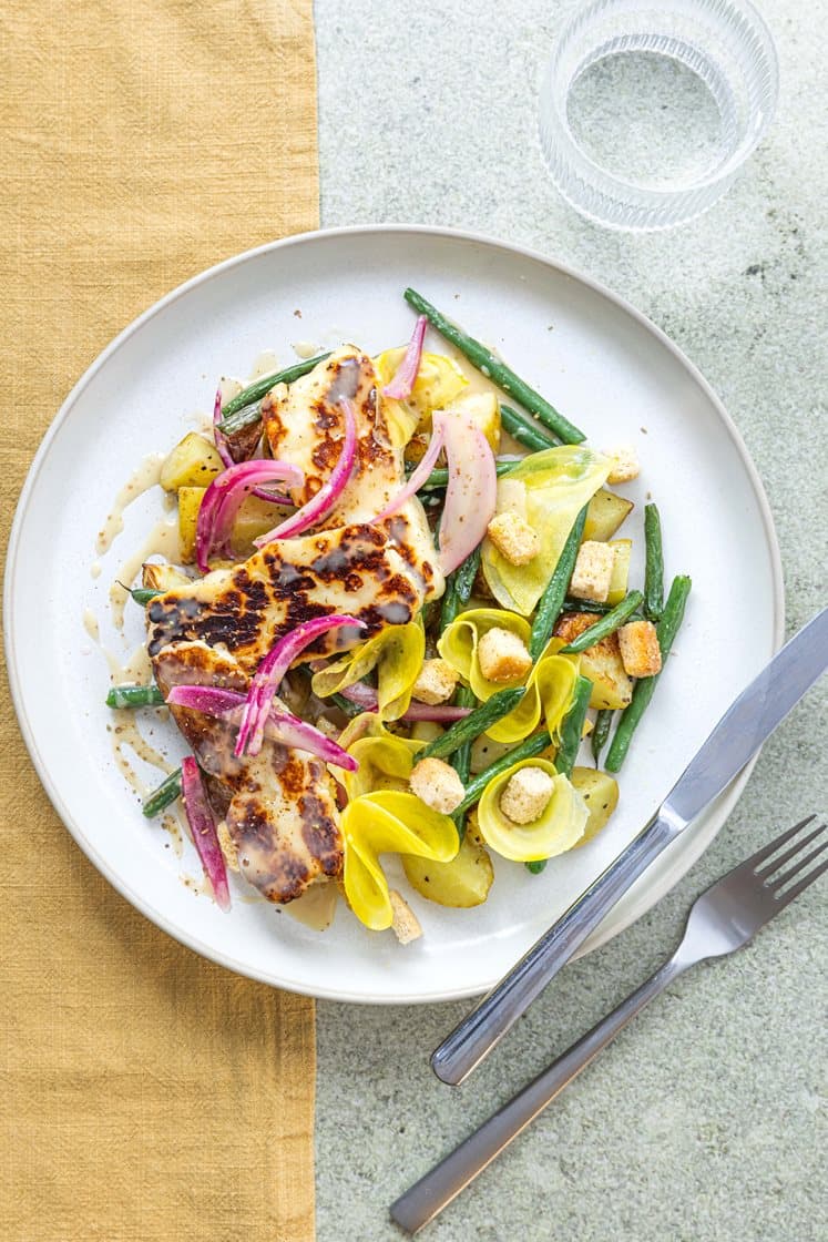Vårlig lun salat med poteter, aspargesbønner og halloumi, servert med sennepsvinaigrette