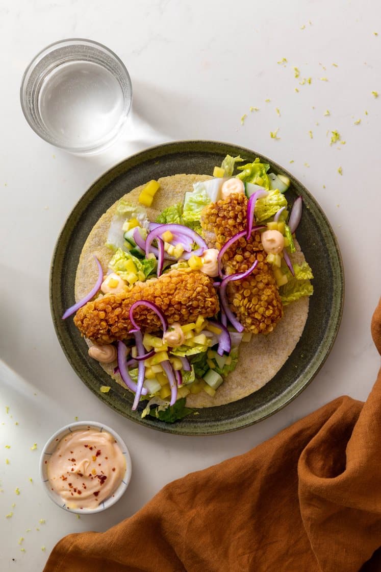 Sprøbakt sei med tomatsalsa i tortillaer med lettsyltet rødløk, friske grønnsaker og chilimajones