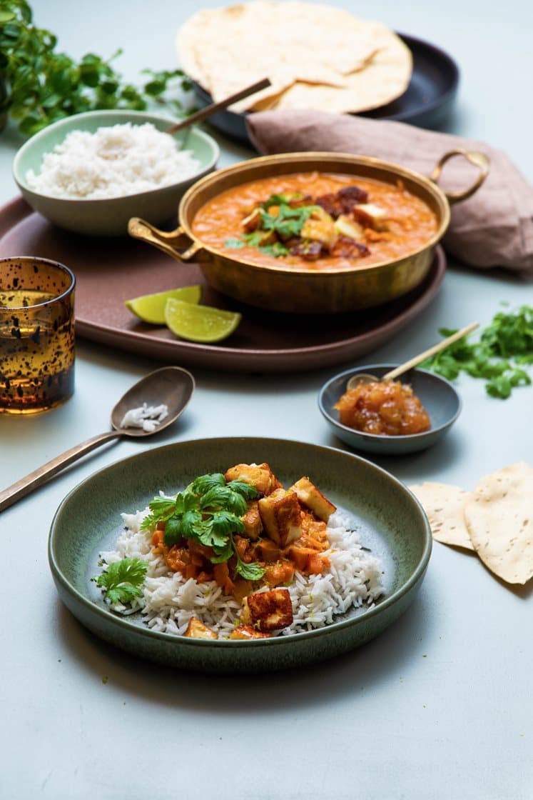 Tikka masala med tofu, fersk koriander og mangochutney