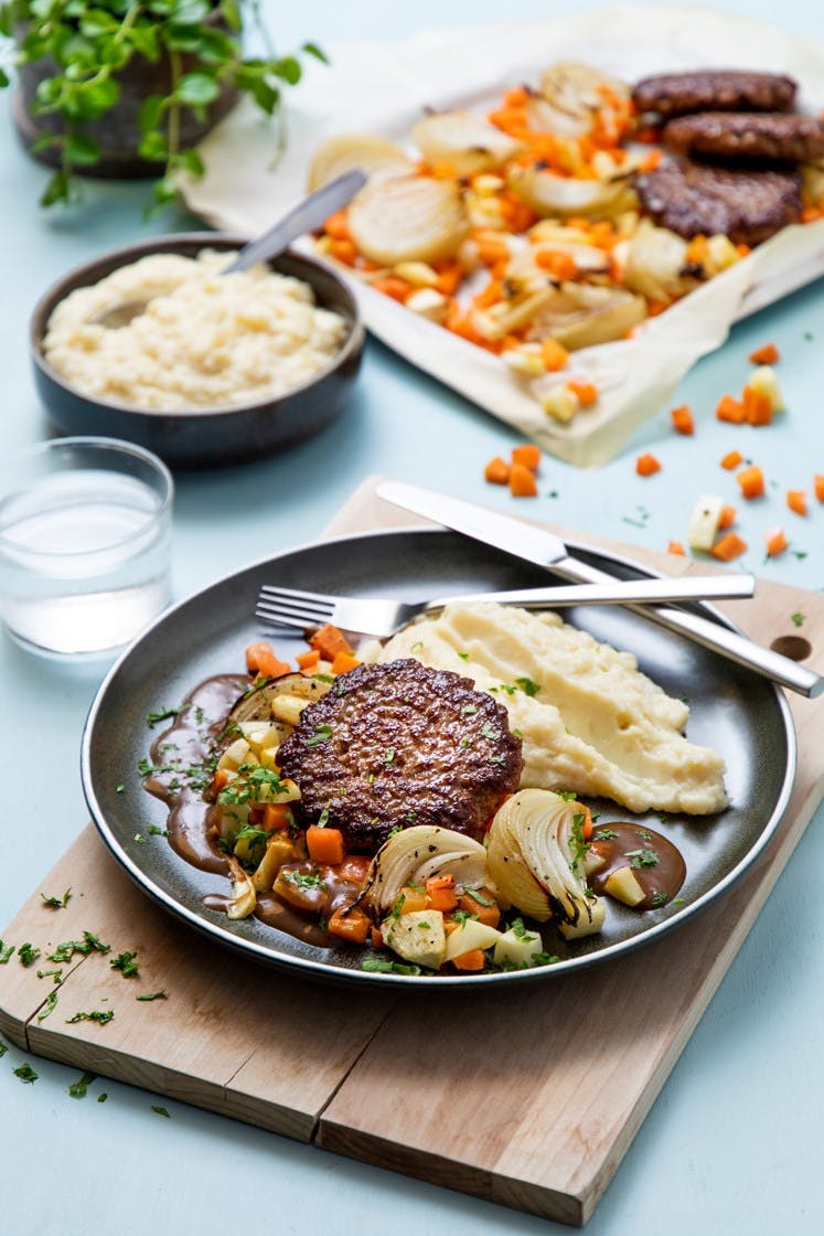 Kjøtt- og grønnsakskarbonader med ovnsbakte rotgrønnsaker, potetmos og brun saus
