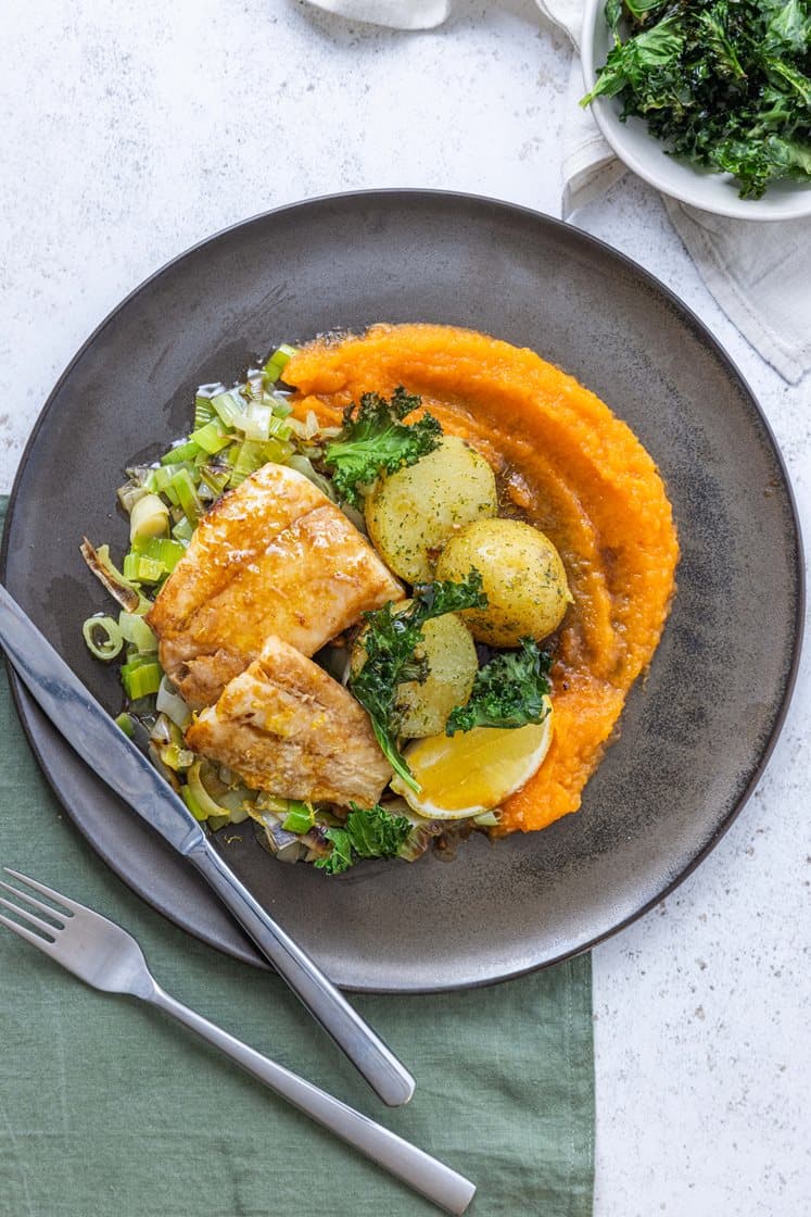 Sitron- og soyabakt hyse med gulrotpuré, smørglasert purre, crispy grønnkål og krydderpoteter