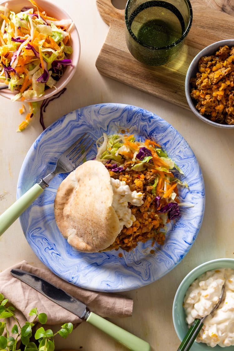 Pitabrød med chorizodeig og linser, kremet mais og kålsalat