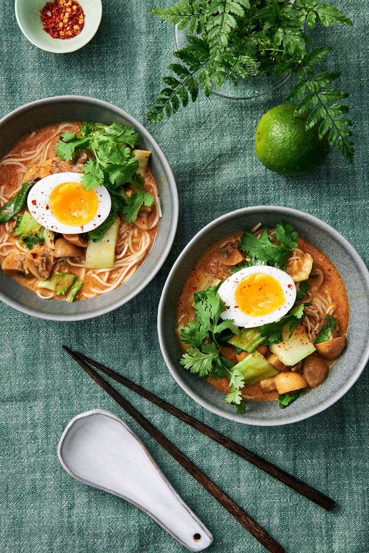 Malaysisk laksa med nudler, kokoskrem og egg