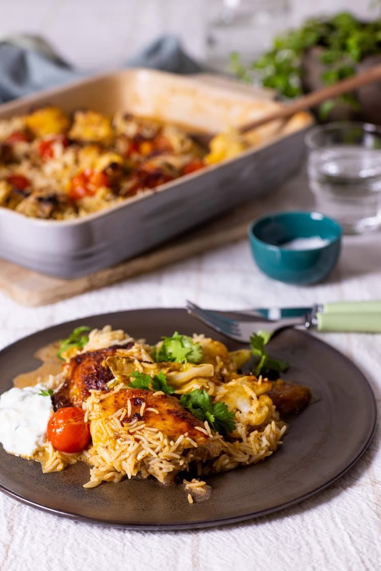 Korma-kylling med ovnsbakt ris og blomkål, yoghurt og koriander