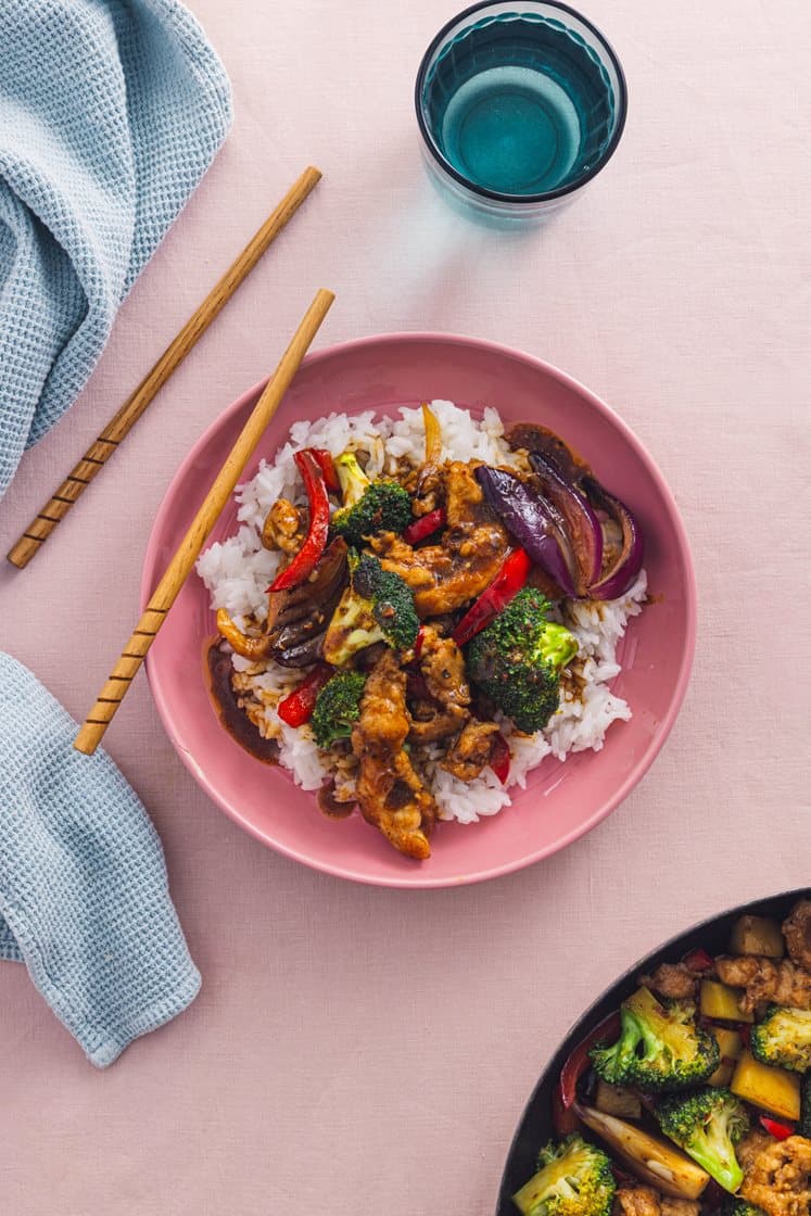 Wok med sprøstekt kylling, brokkoli og paprika i østerssaus med ris