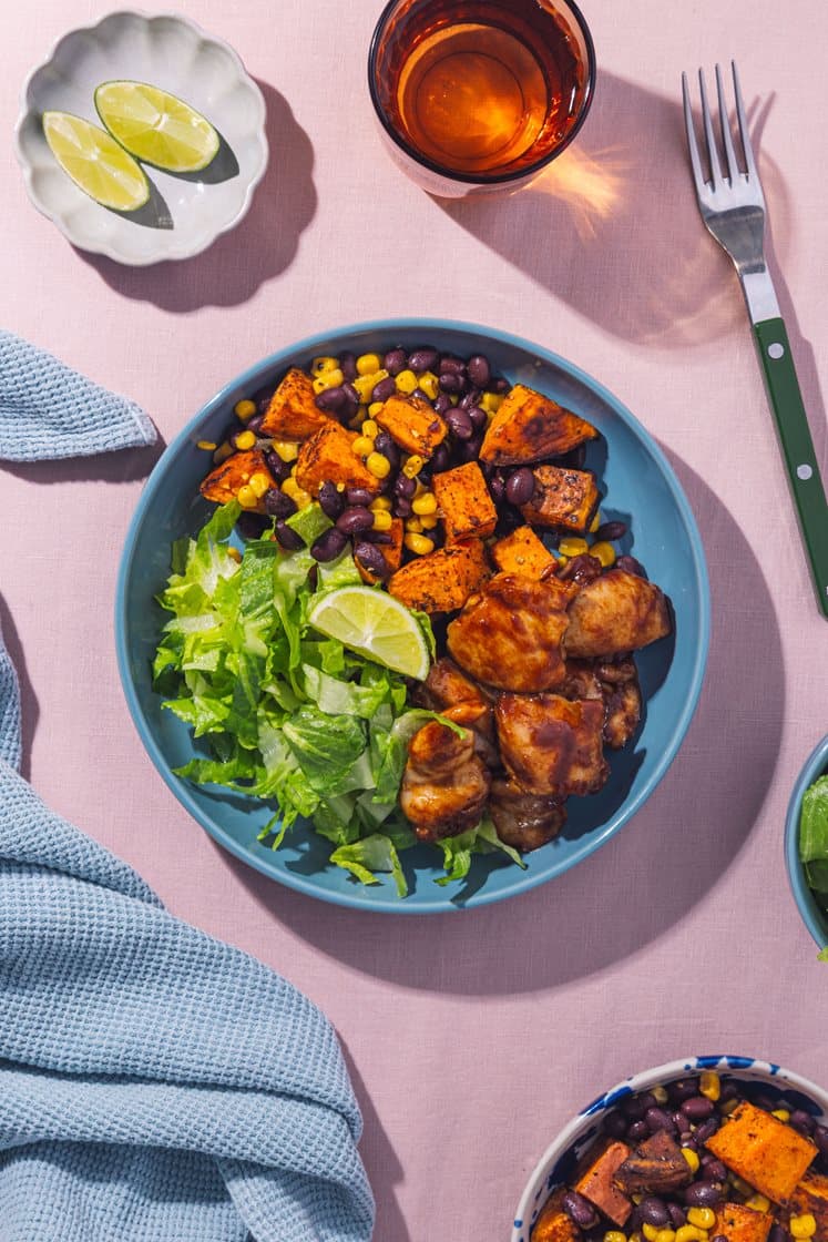 Kylling i barbecuesaus med karibisk søtpotet- og maissalat