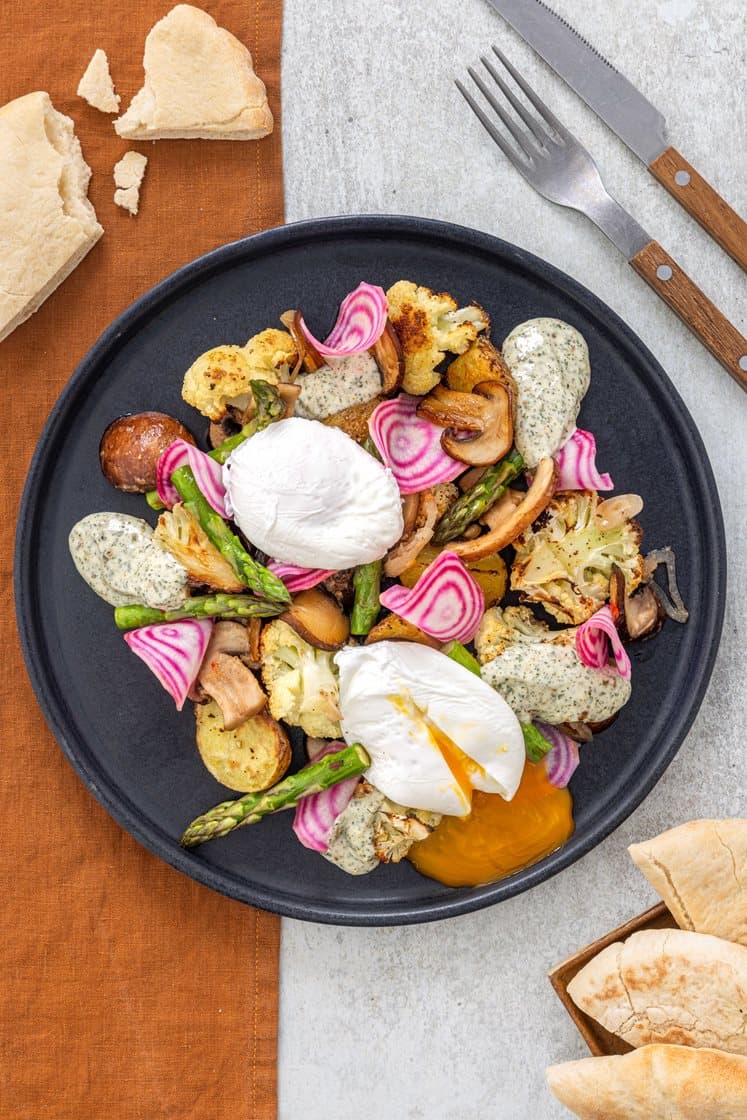 Grønnsakspanne med posjerte egg, lettsyltet polkabete og urteaioli