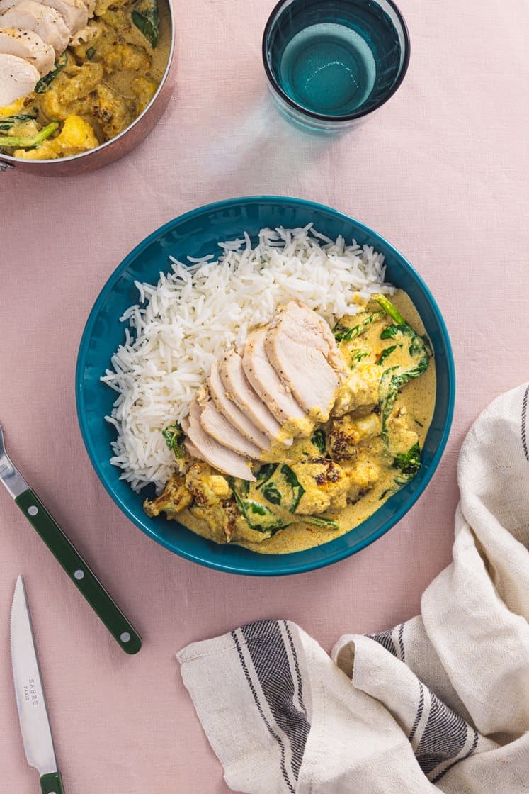 Kylling i kormasaus med blomkål, spinat og crème fraiche, servert med basmatiris