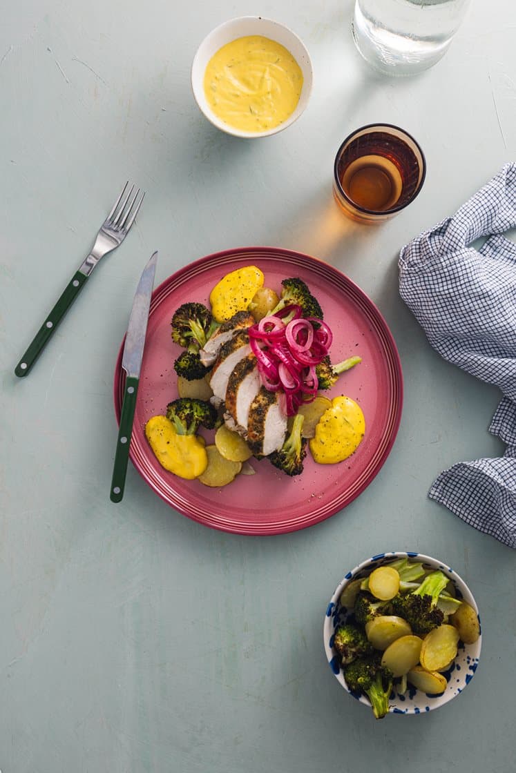 Krydderstekt kyllingbryst med hvitløksbakte potetskiver og brokkoli, syltet rødløk og bearnéssaus