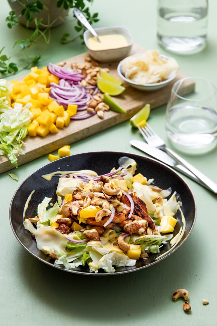 Asiatisk kyllingsalat med cashewnøtter og curry- og mangodressing