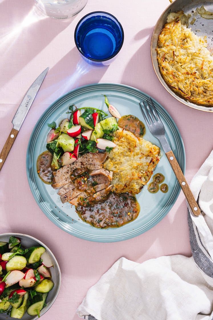 Pannestekt svinekam og hel ovnsbakt potetkake med spicy sjy og sprø agurksalat