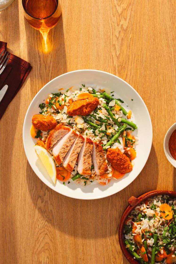 Chuletas de cerdo, con salsa romesco – Svinekoteletter med grønnsaksris og romescosaus