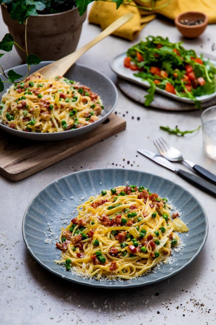 Pasta carbonara med bacon og grønne erter