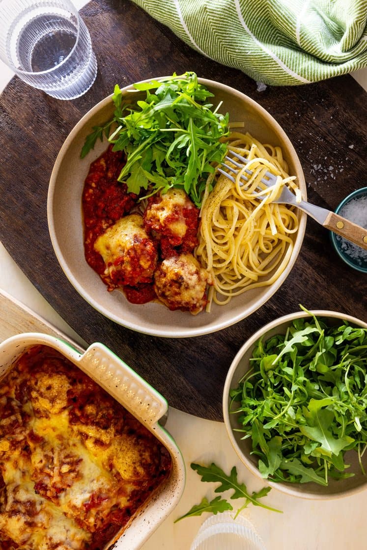 Ostegratinerte salsicciaboller i tomatsaus med pasta og ruccola