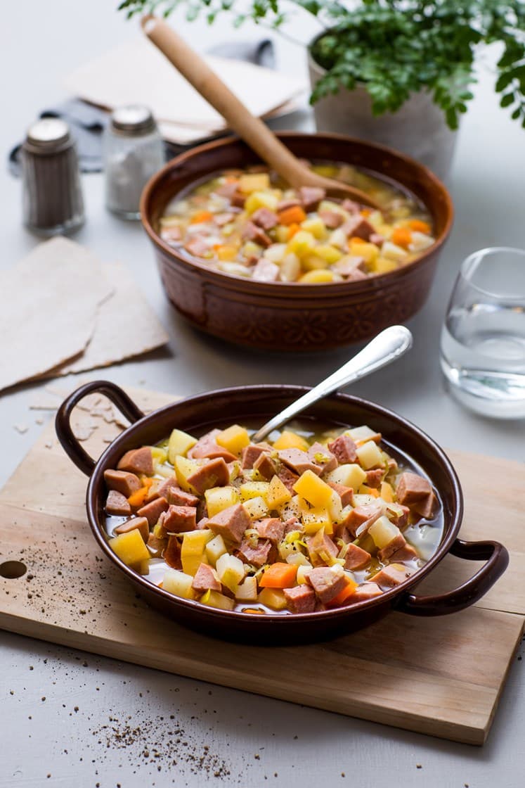 Grønnsakssuppe med rotgrønnsaker, mager kjøttpølse og flatbrød