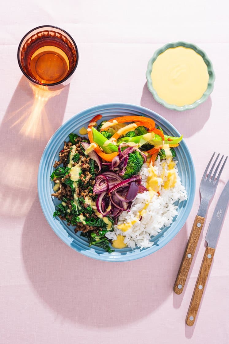 Mild masala bowl med storfedeig, pannestekte grønnsaker, syltet rødløk og mangoyoghurt