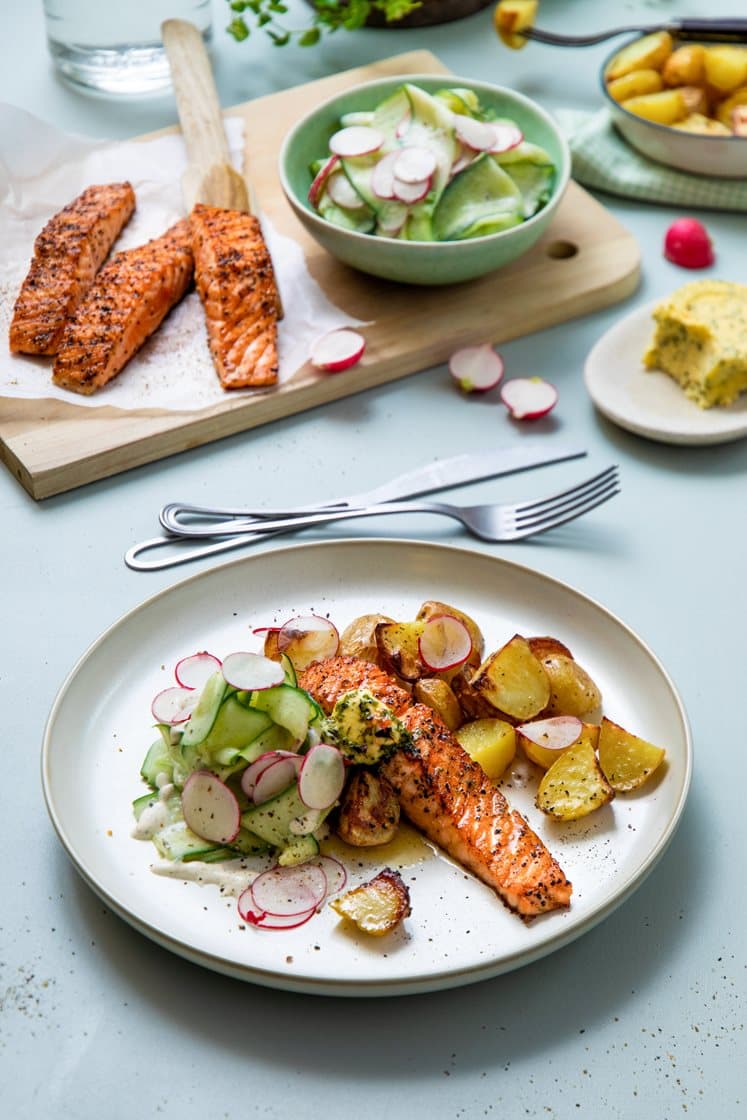 Laksefilet med ovnsbakte poteter, agurk- og reddiksalat og kryddersmør