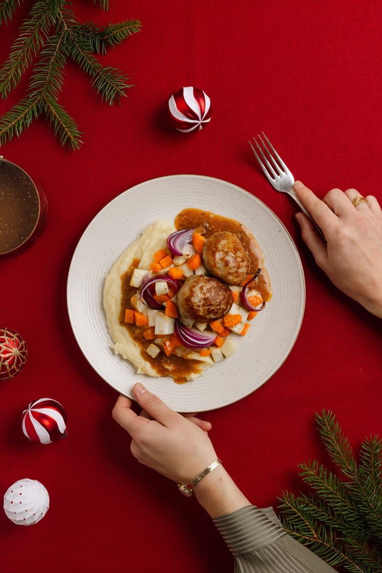 Medisterkaker med ovnsbakte rotgrønnsaker, potetmos med timian og sennepssjy 