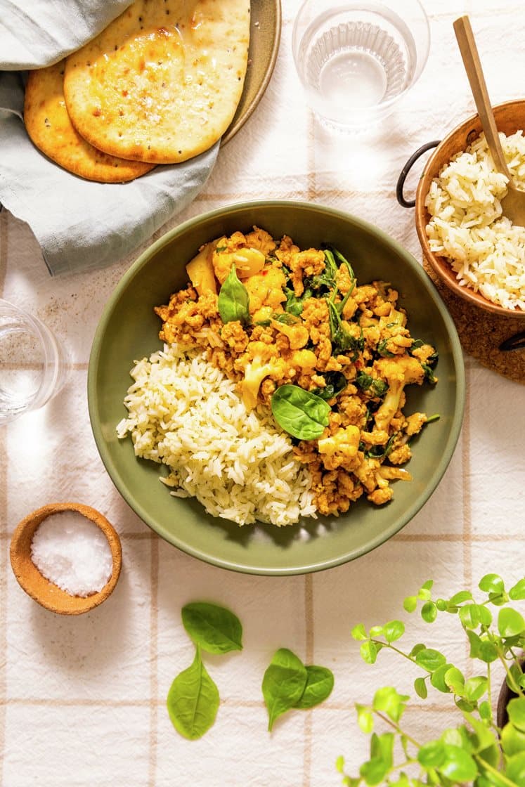 Kylling og blomkål i indisk saus med spinat, krydderris og nanbrød