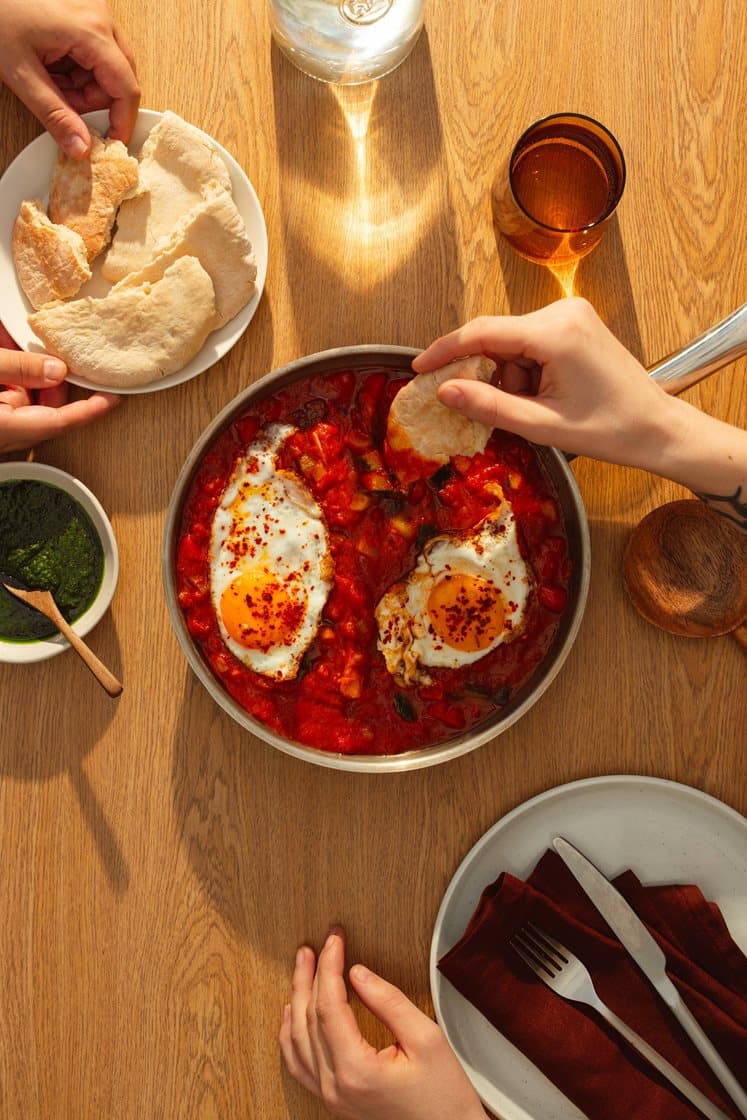 Pisto con huevos – Tomatisert grønnsaksgryte med egg, urteolje og lune brød
