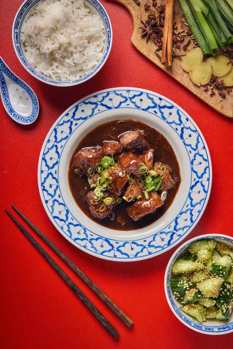 Kinesisk-inspirert spicy, karamellisert pulled pork med ris og smashet agurk