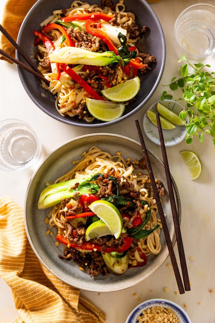 Kokoskremede nudler med teriyakikjøttdeig med linser, peanøtter og pak choy 