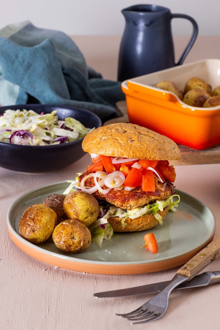 Hjemmelaget chorizoburger med sitronaioli og bakte småpoteter 