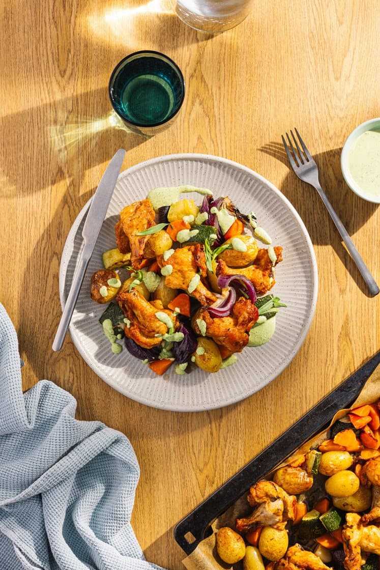 Tray bake med kyllingvinger og green goddess dressing