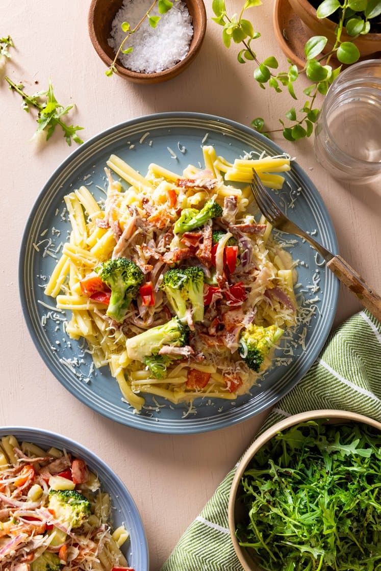 Pasta, pepperoni og grønnsaker i crème fraîche-saus med ruccola og revet ost