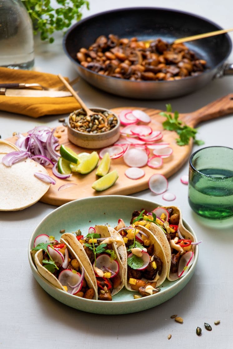 Vegetariske street food-tacos med chilistekt sopp, mango og chilimajones