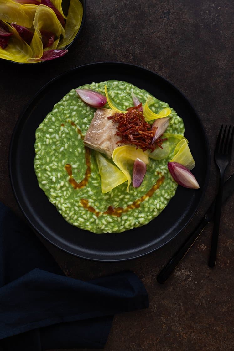 Grønn risotto med lyrfilet og sprøstekt pepperoni, varmsyltet rødløk og råmarinert gulbete