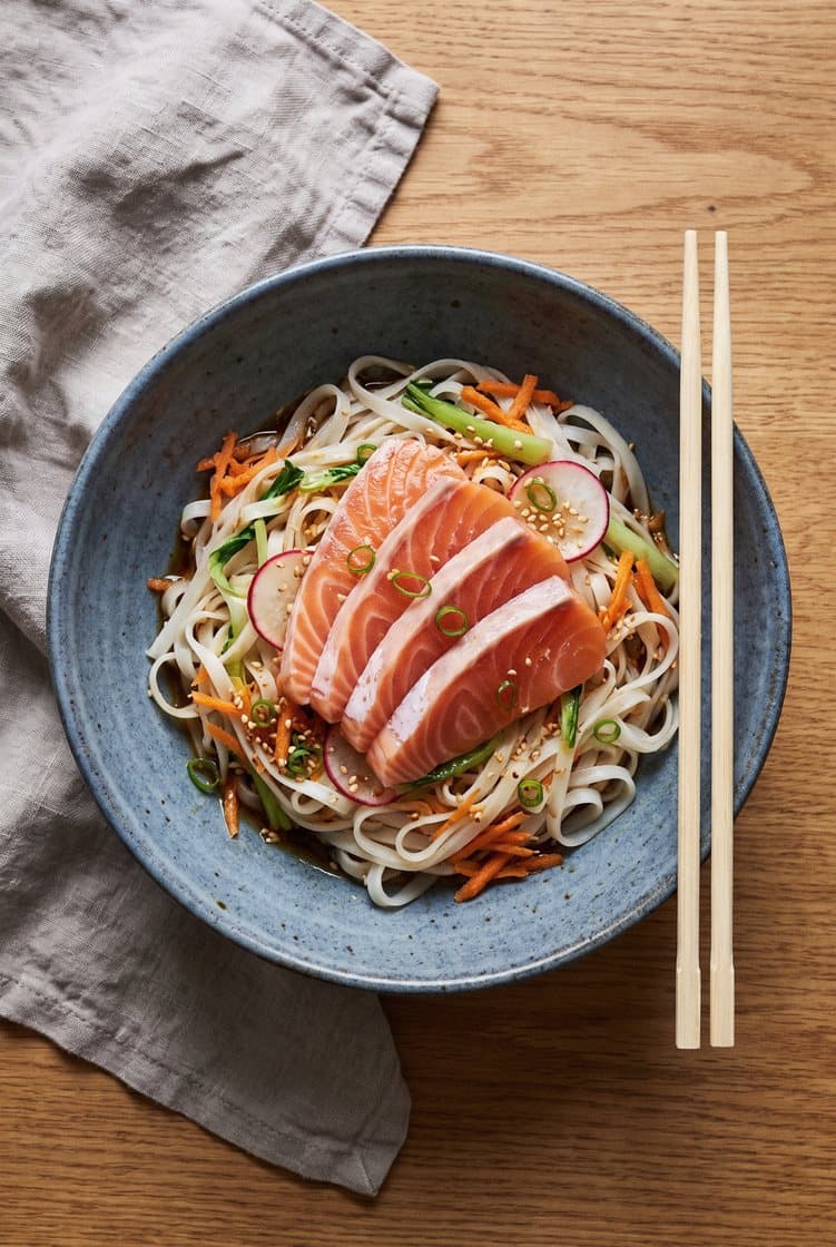 Sitrusmarinert sashimi med frisk risnudelsalat og spicy soyasaus