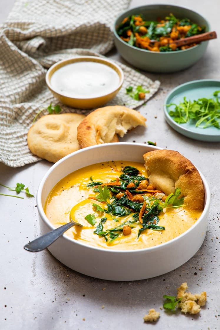 Rask indisk kyllingsuppe med krydderstekte kikerter og raita