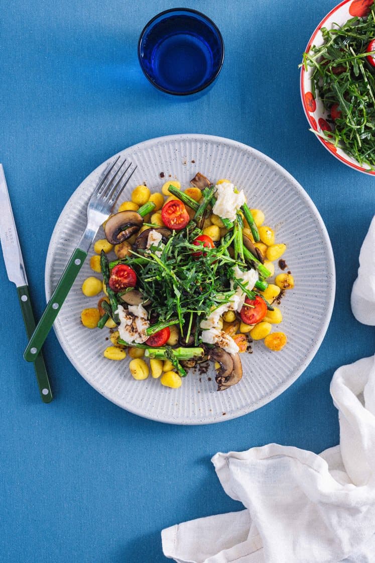 Gnocchi med aromasopp, asparges og ruccola- og mozzarellasalat