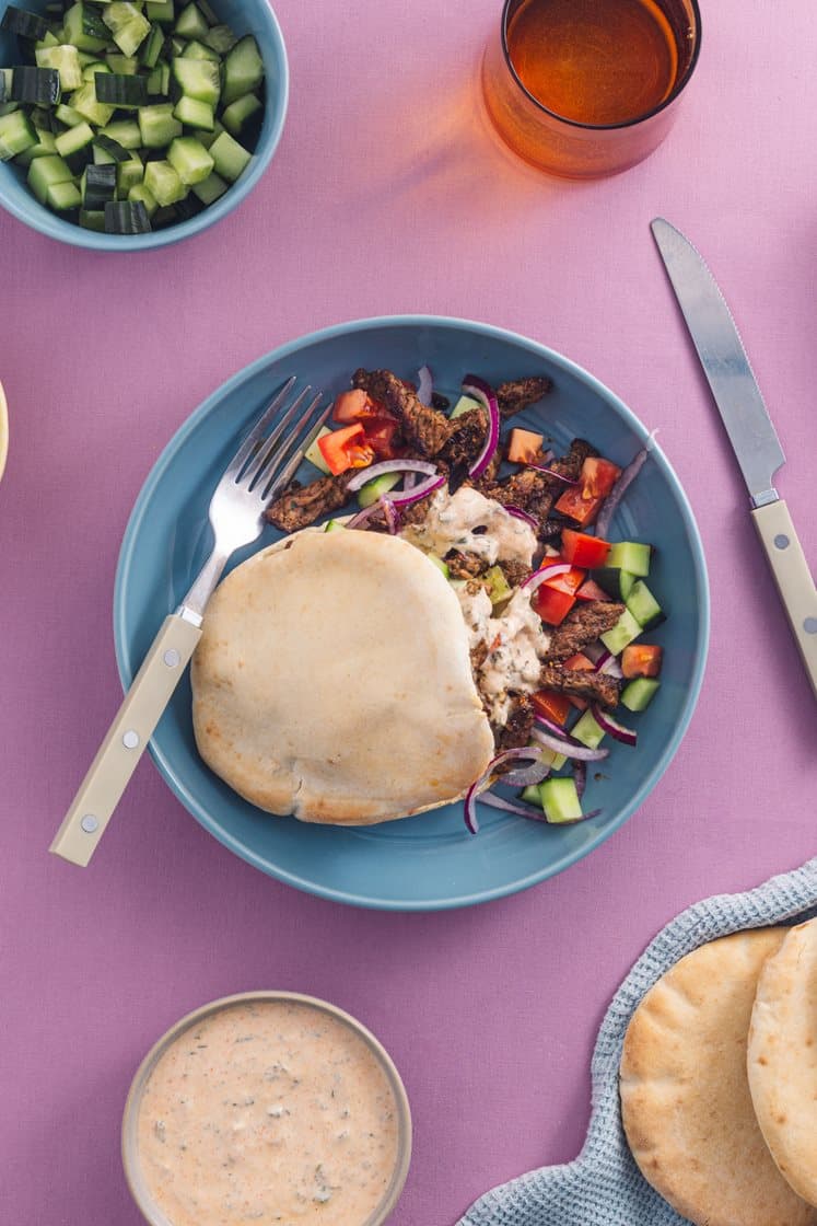 Marinerte biffstrimler i pitabrød med friske grønnsaker og myntedressing