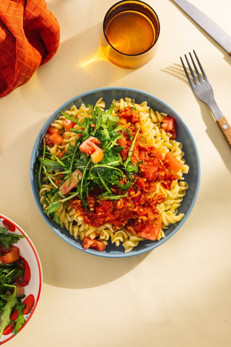 Glutenfri pasta med hjemmelaget bolognesesaus, ruccolasalat og Grana Padano