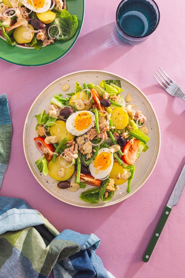Salade niçoise med tunfisk og grønne bønner, smilende egg og sennepsvinaigrette 