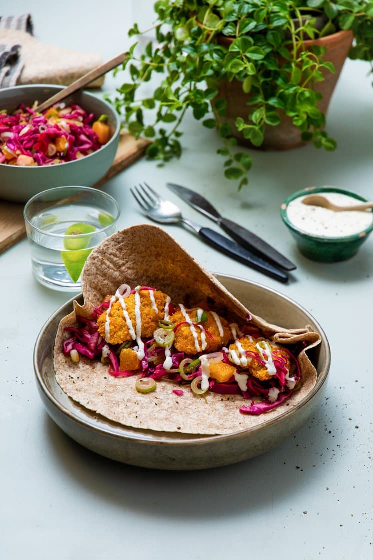 Sprø kylling i fullkornstortilla, med syltet rødkål, appelsin og hvitløksdressing