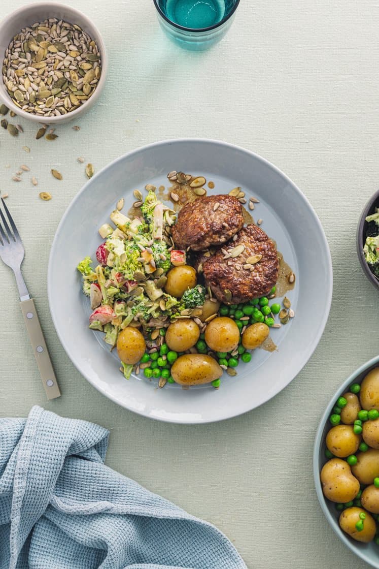 Kjøttkaker med kokte poteter, grønne erter og estragonkremet brokkolisalat