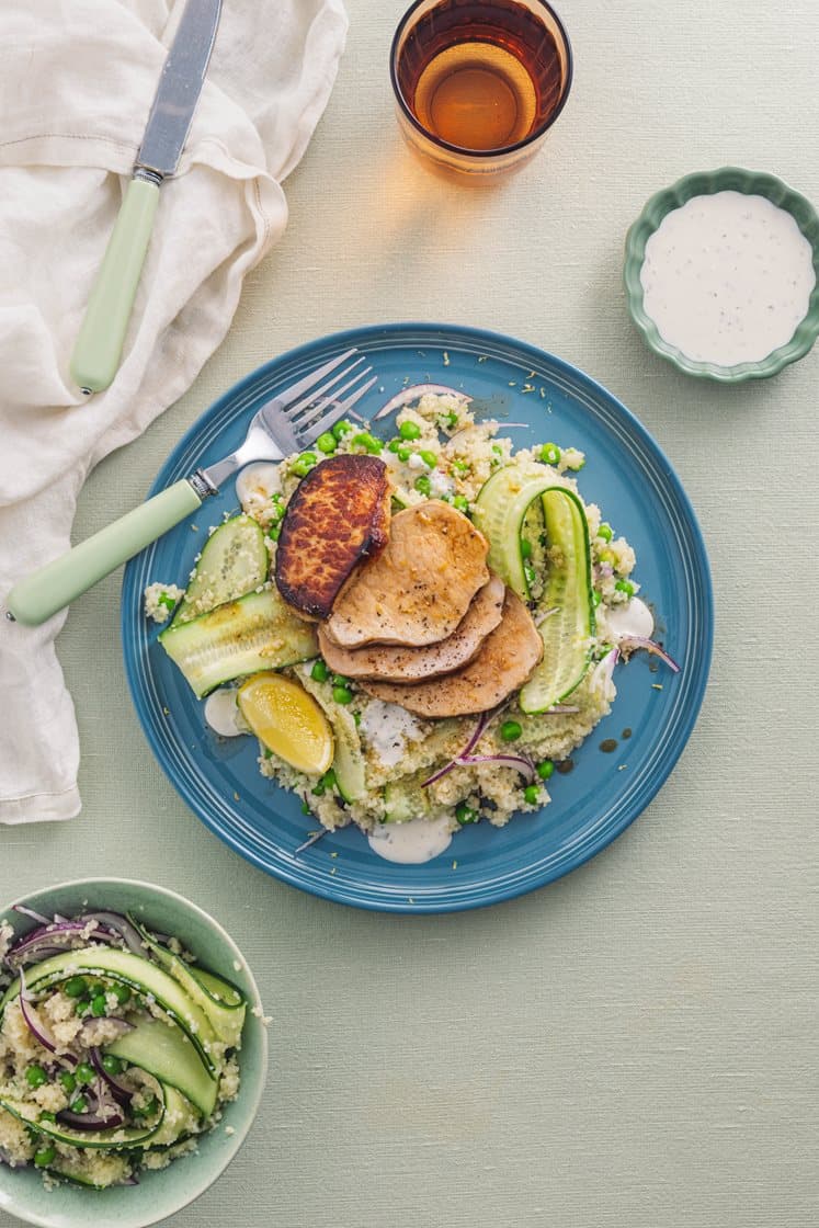 Stekte svinemedaljonger med frisk couscous-salat og urtedressing