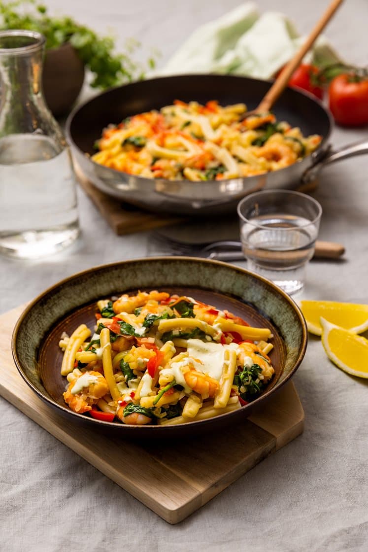 Pasta casarecce med chili- og hvitløksstekt scampi, paprika og basilikumkrem