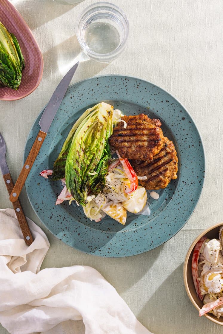 Grillede karbonader med stekt hjertesalat og kremet potetsalat