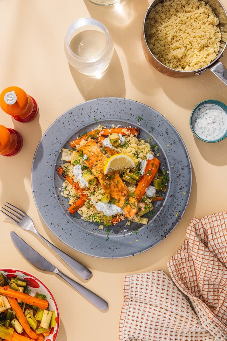 Ørret med couscous, sitron- og honningbakte grønnsaker og yoghurtdressing