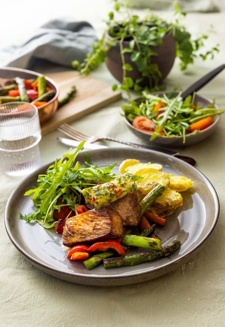 Svinefilet med fransk potetsalat, asparges, ruccola, paprika og tomat