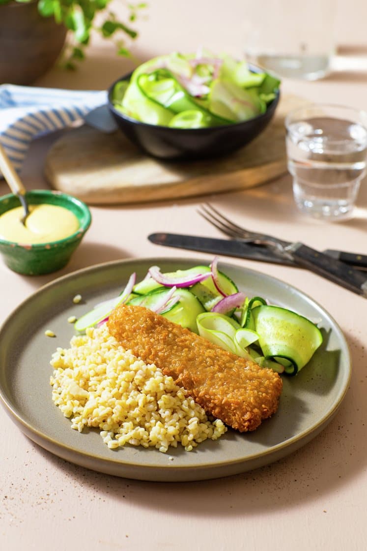 Panert torsk med agurk- og eplesalat, bulgur og curry- og mangodressing