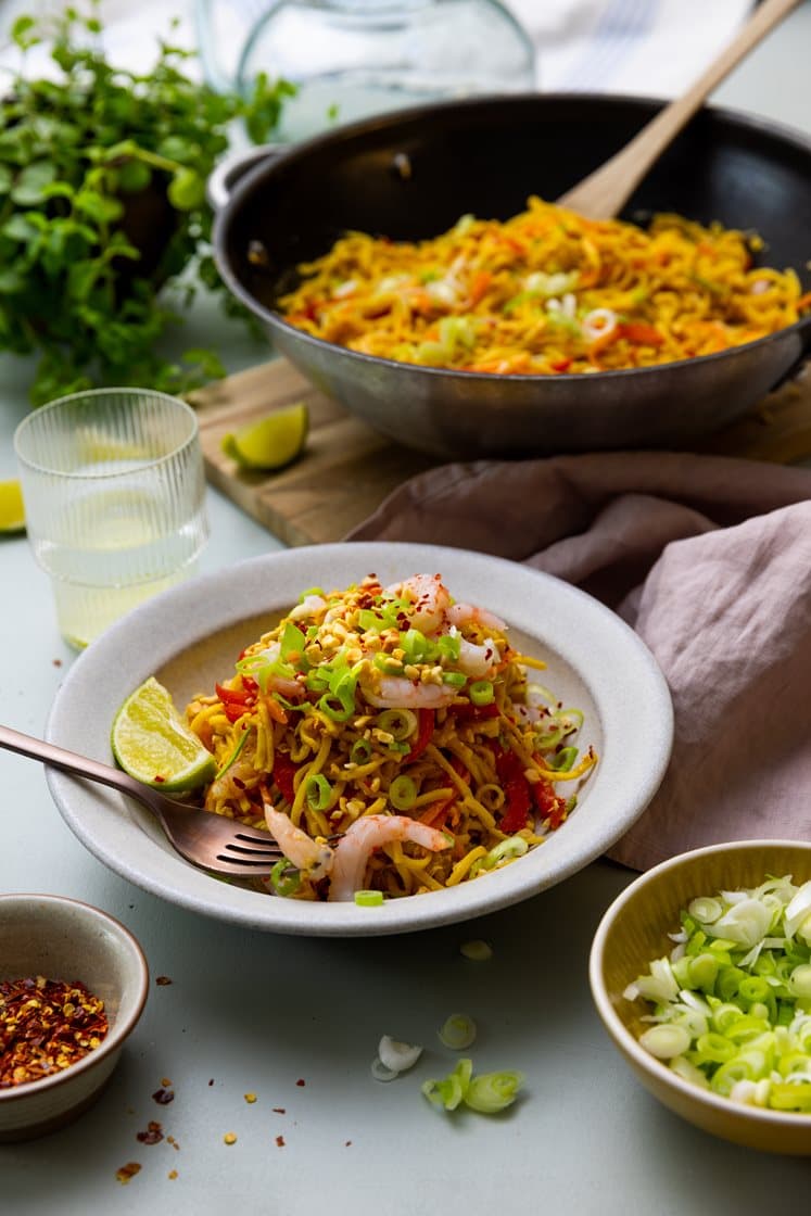 Pad thai med ferskpillede reker og eggenudler