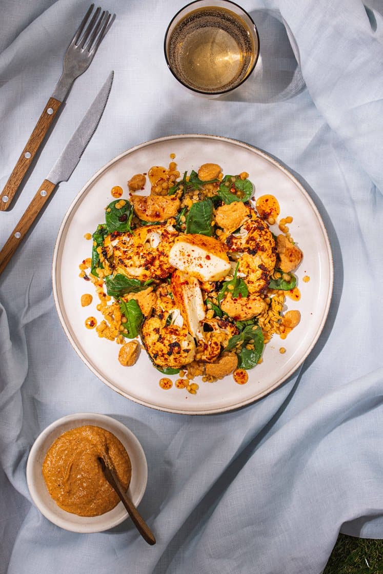 Spinat- og linsesalat med krydderbakt blomkål, halloumi, chilihonning, og muhammara