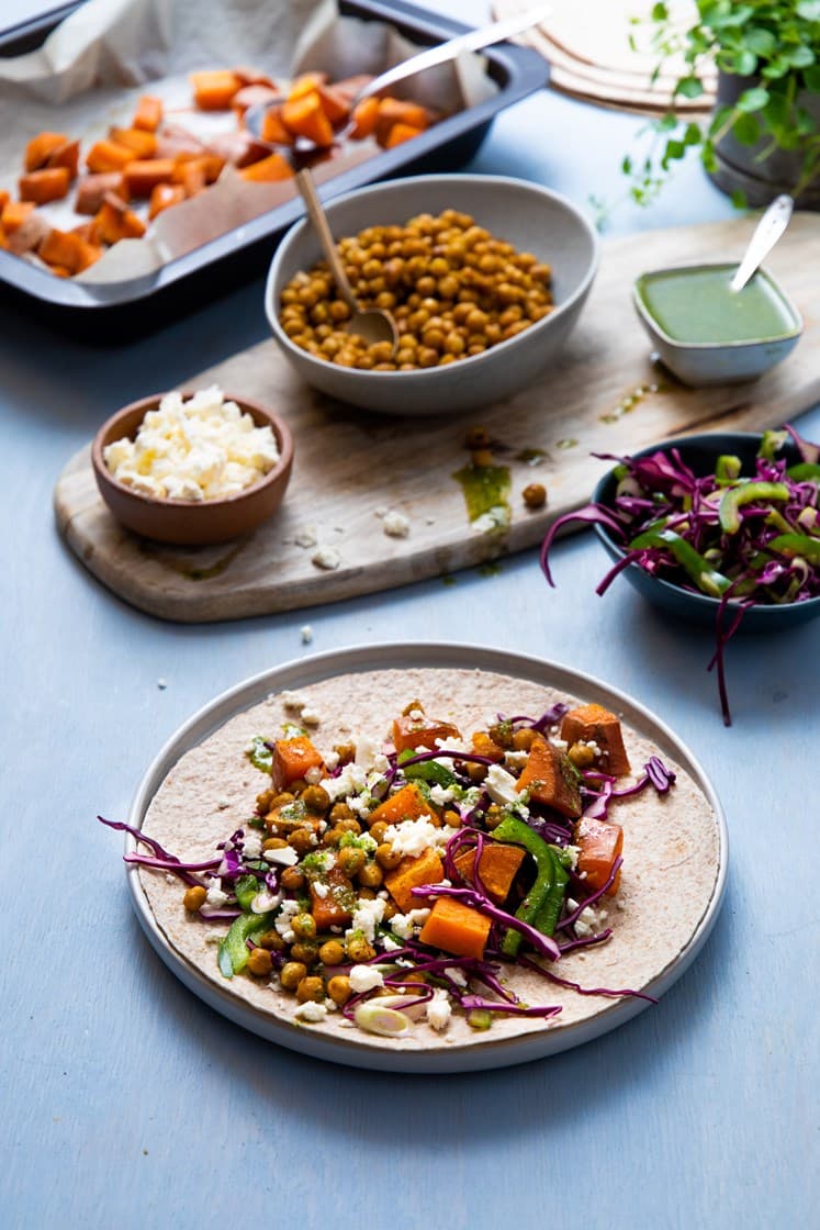 Tortillalefser med sprøstekte kikerter, fetaost, ovnsbakt søtpotet og spicy korianderdressing