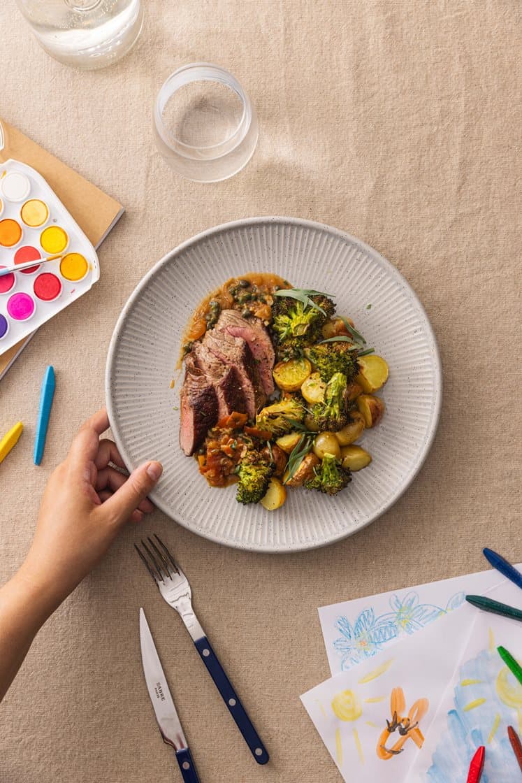 Minuttbiff og bakte poteter, servert med pannesaus med tomat og kapers