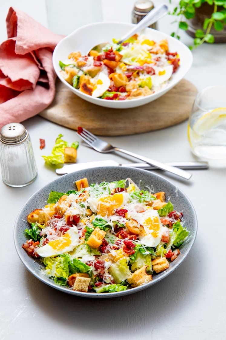 Blandet salat med bacon, bløtkokte egg, krutonger og Grana Padano